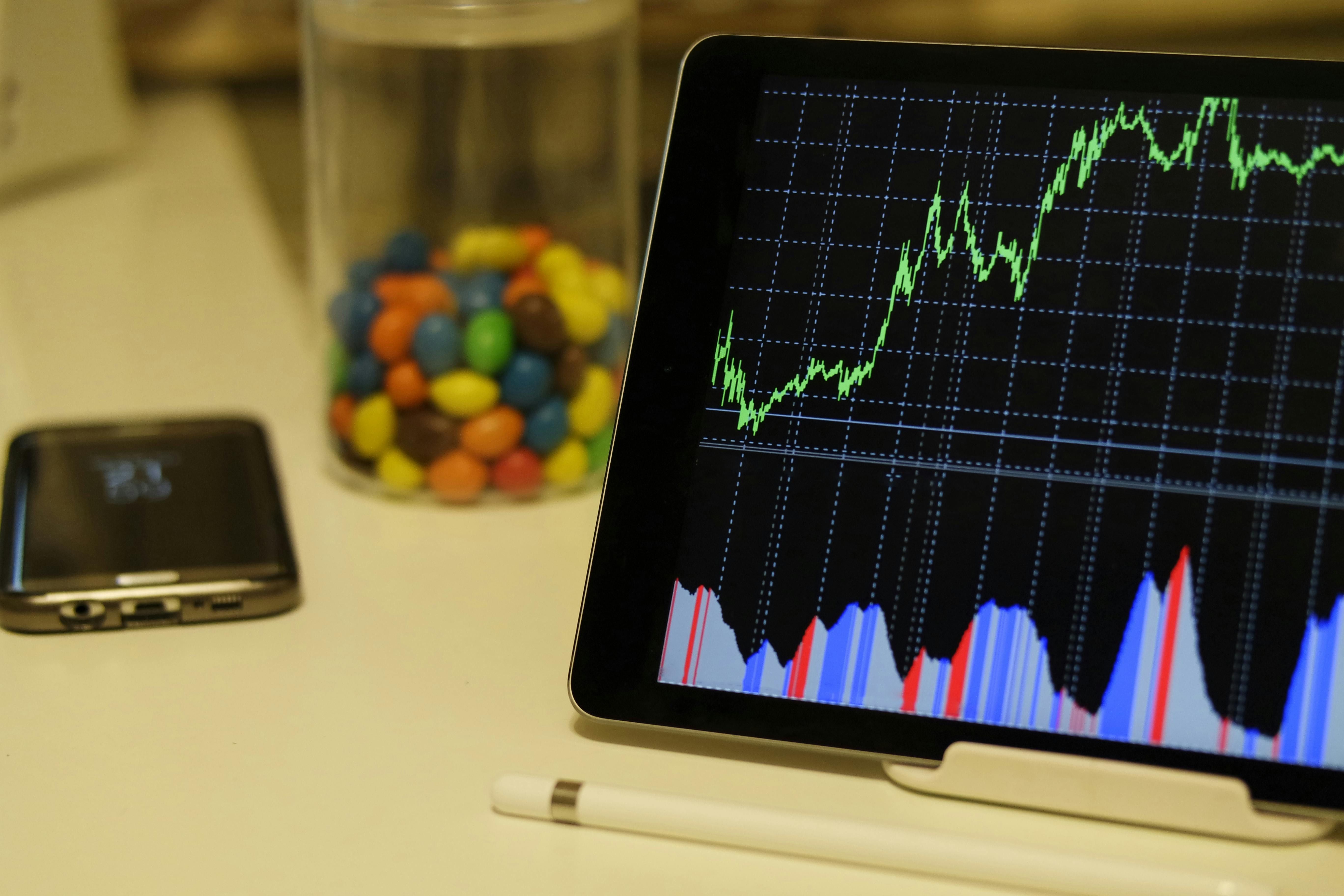 Less is More: Minimalist Design for Effective Stock Market Infographics