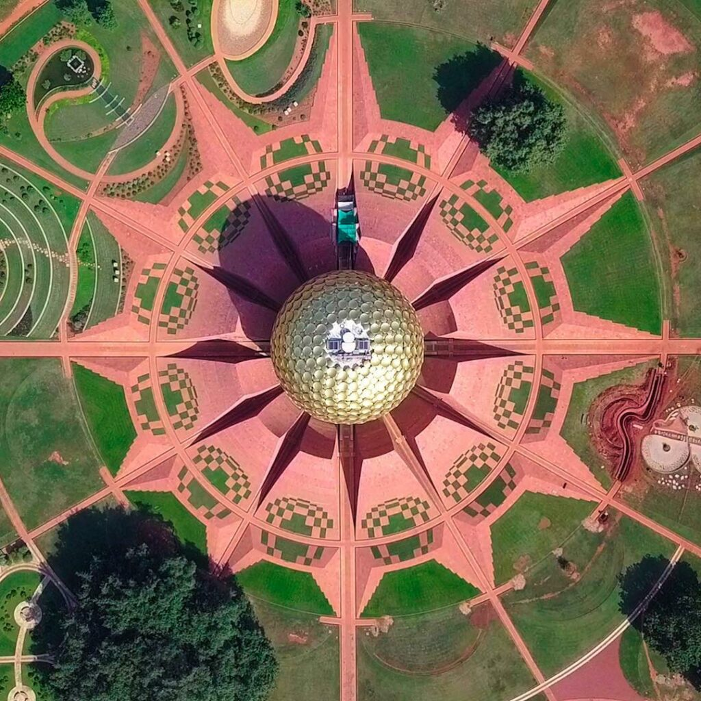 How Minimalist Design Can Enhance the Spiritual Experience in Digital Spaces